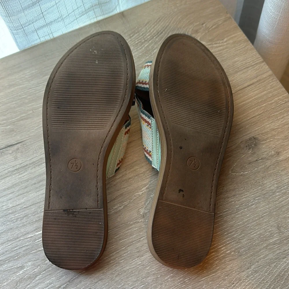Universal Threads Sandals - Picture 4 of 4